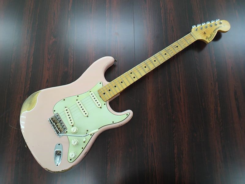 ピンクのストラト Pakuyaの Play Loud ギター
