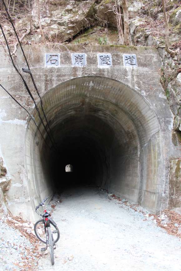 道にあるちょっと古いもの-石崩隧道