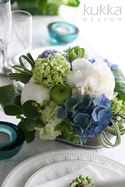 白いシャクヤクと青いアジサイの爽やか会場装花 [ゲストテーブル