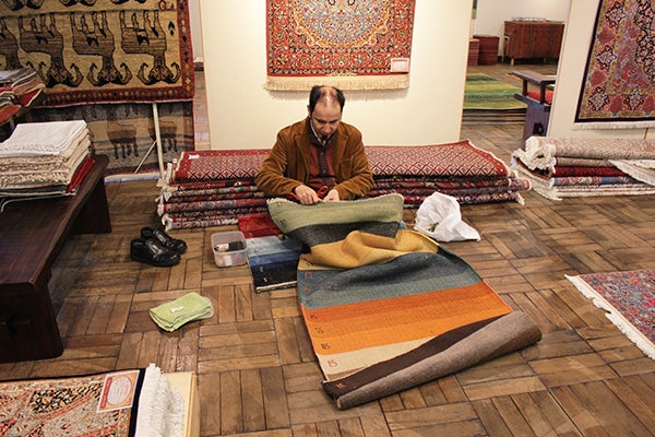 作業中のペルシャ絨毯職人さん | 静岡の無垢家具・オーダー家具・古材