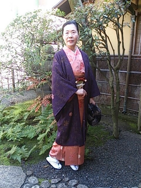 沈丁花とツツジの地紋起こしの小紋に、フクロウの帯で茶会へ 沈丁花とツツジの地紋起こしの小紋に、フクロウの帯で茶会へ
