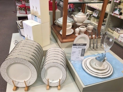 Lenox ホワイトハウス御用達ブランドの食器をメモリアルデー Lenox ホワイトハウス御用達ブランドの食器をメモリアルデー