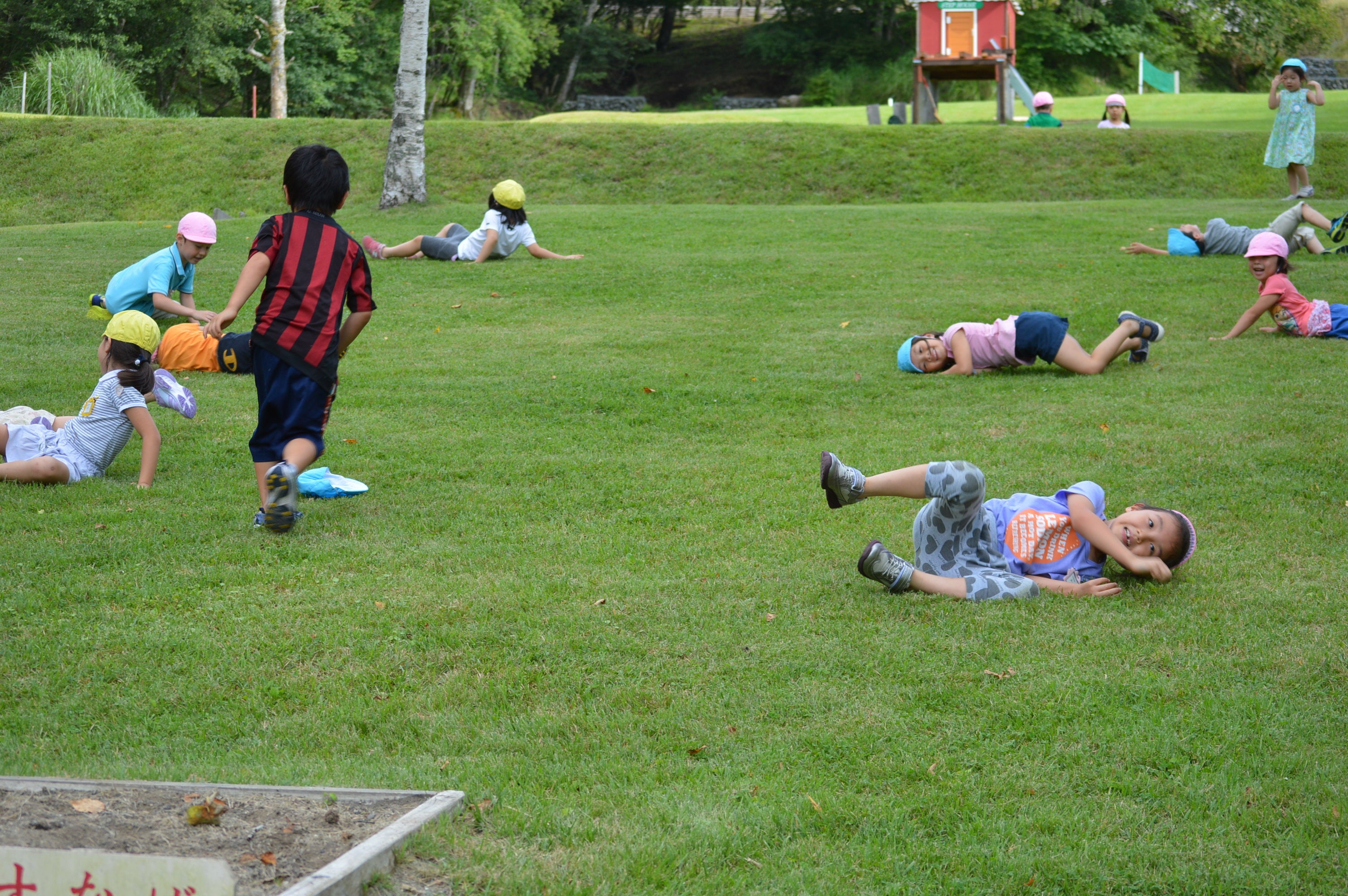 小学校受験合格の近道 山中湖サマースクール さあ遊ぶぞ サッカー場一面の芝があるんだから 麹町慶進会