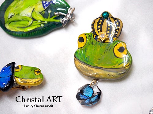 樹脂粘土◇蛙モチーフのブローチ◇Christal ART カエルアクセサリー