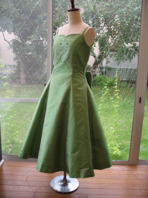 若草色のタイシルク | ドレスとステンドグラス制作日記
