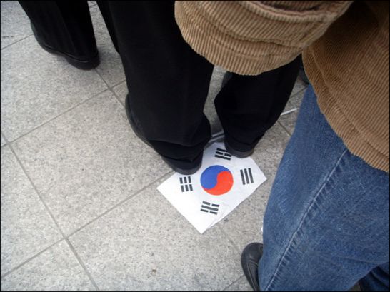 「逆さまでも気付かない」太極旗、単なる応援道具に転落か | 今日の韓流通信(旧)