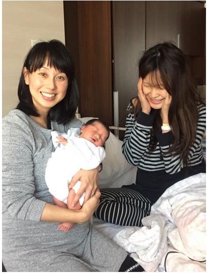 東尾理子　14日に生まれたギャル曽根の赤ちゃんを抱っこ