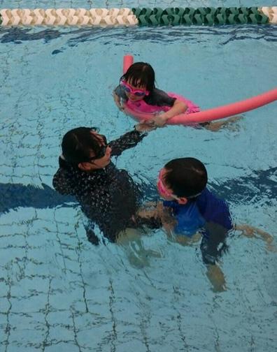 出産間近の東尾理子　プールで子供たちと遊ぶ姿を公開