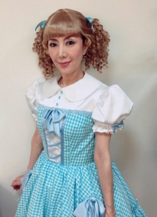 戸田恵子　8歳役のフリフリ舞台衣装姿公開「色々ありまして」