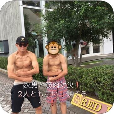 三浦りさ子 カズが次男と筋肉対決したムキムキ2ショット公開 Ameba News アメーバニュース