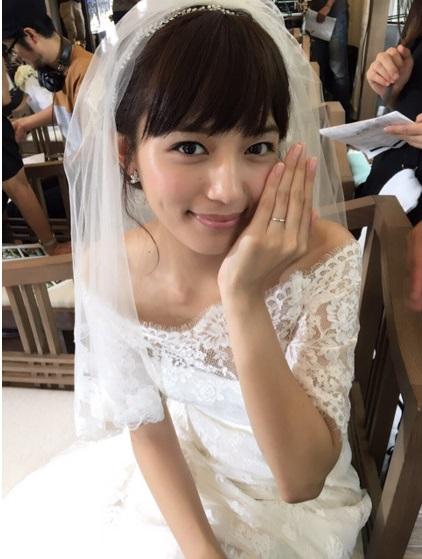 川口春奈　「結婚しました」ウエディングドレス姿公開に反響