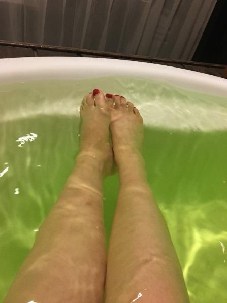 中川翔子　夜明け前の露天風呂に入浴中の生脚公開