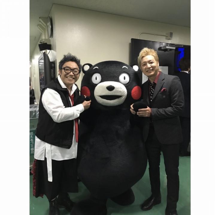 コロッケがつるの剛士とくまモンと熊本復興応援ソングを歌う