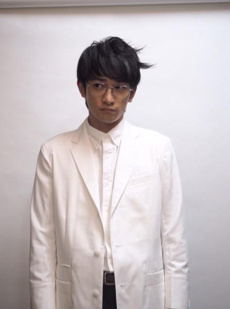 町田啓太、ひとパーの理系男子 丸尾の“銀縁メガネ”を紹介「微妙にイケてない」