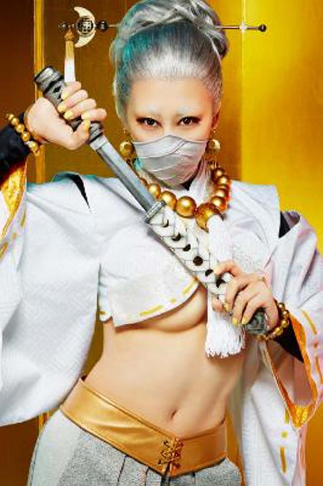 浅田舞 舞台 煉獄に笑う で女優デビュー セクシーな胸覗く大胆ビジュアルを公開 Ameba News アメーバニュース