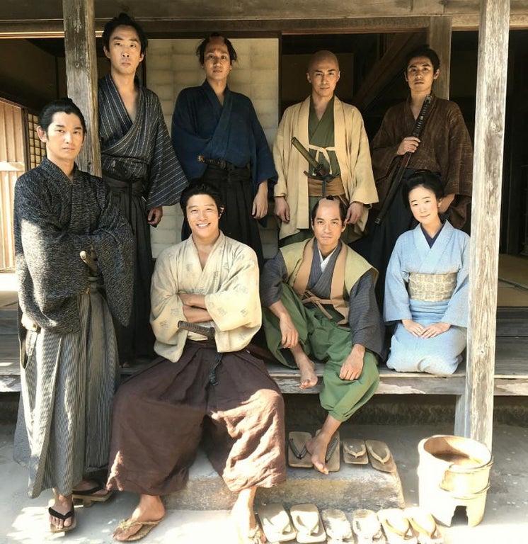 鈴木亮平「これがチーム西郷どんだっ！」NHK新大河ドラマ俳優の集合写真公開
