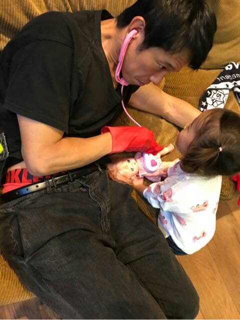 藤本美貴　夫・庄司智春が娘とお医者さんごっこをするホッコリ姿公開「ええパパ」「見つめる顔が素敵」