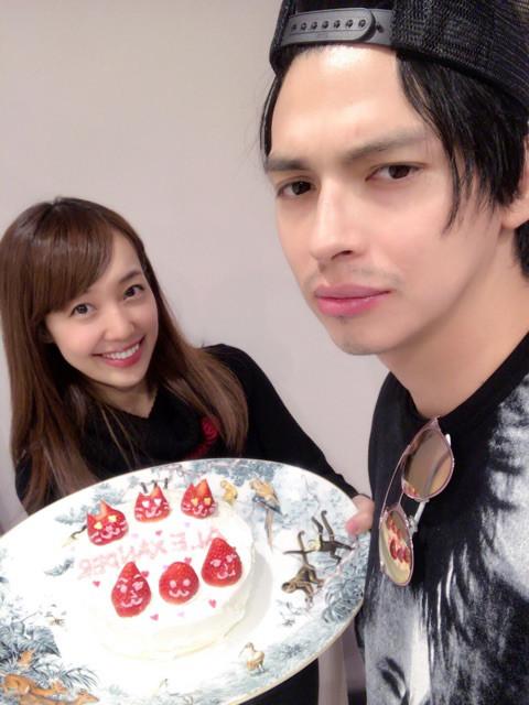 川崎希、夫・アレクへ“インスタ映え”する手作り誕生日ケーキをプレゼント