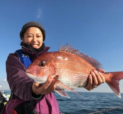 里田まい　釣りで超大物の鯛、満面の笑顔ショット公開「でか！！！！」「凄い、お見事！」と驚嘆の声