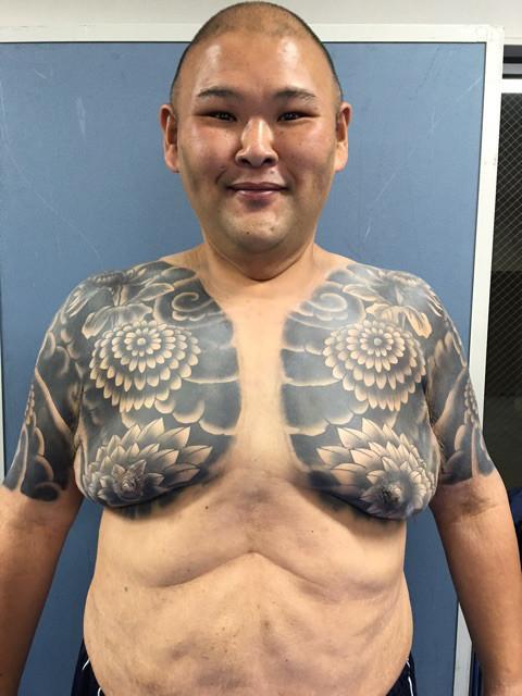 安田大HIRO、“刺青”ショット公開「綺麗に入れてくれました」