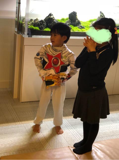 市川海老蔵が息子の誕生日に招いた“超大物”に予想の声集まる「カニ蔵さんでは？」「キュウレンジャーですね」