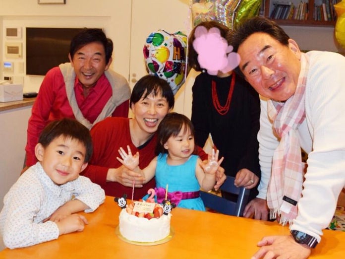 東尾理子 長女 青葉ちゃんが2歳を迎え家族集合ショット公開 母ちゃん頑張るね Ameba News アメーバニュース