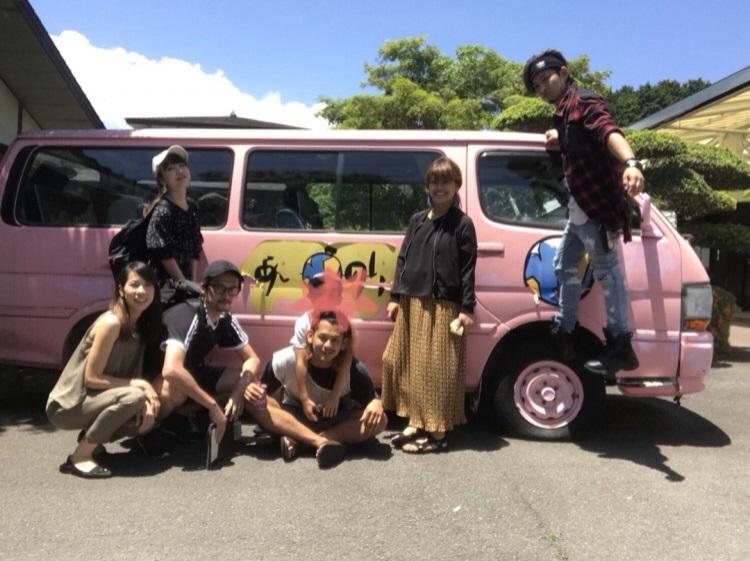 桃、『あいのり』メンバーで箱根旅行　初代ラブワゴン前での集合写真も公開