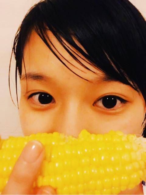芳根京子、風呂上りに“とうきび”食べる「食欲が止まらない」