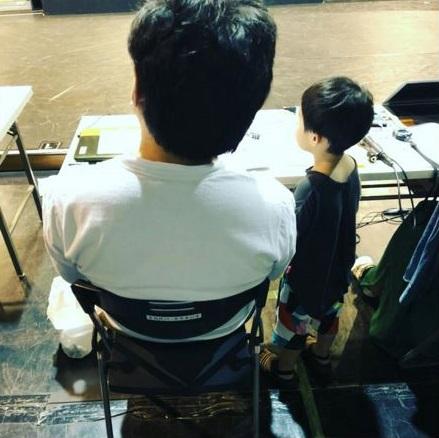 鈴木おさむ、息子を連れて舞台稽古へ「働く姿を見せることはいいこと」と反響