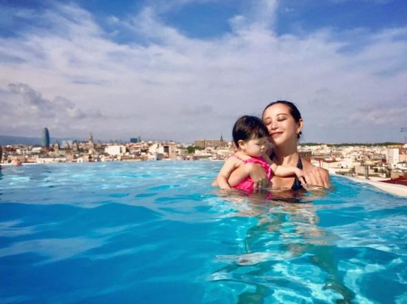 PINKY、今年の夏は海外生活　屋上プールで娘を抱っこした水着ショット公開