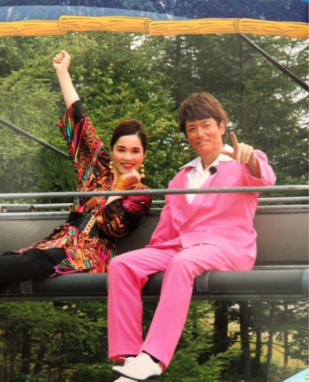 平野ノラ、バブルを謳歌したマイケル富岡と2ショット「バブリースーツでキメッ！」