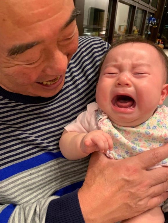 東尾理子、父・修氏に抱かれて号泣する娘「じぃじにわんわん泣いた」