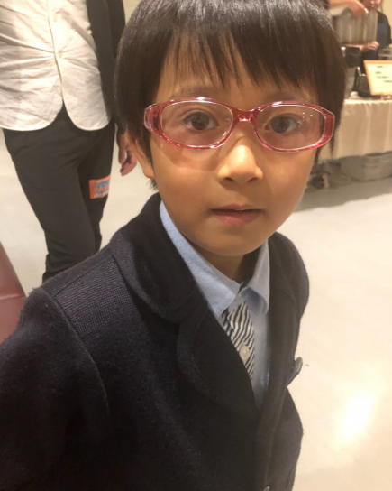 市川海老蔵、ピンクのメガネ姿の息子・勸玄くんを公開「可愛いすぎ」「オシャレ」の声