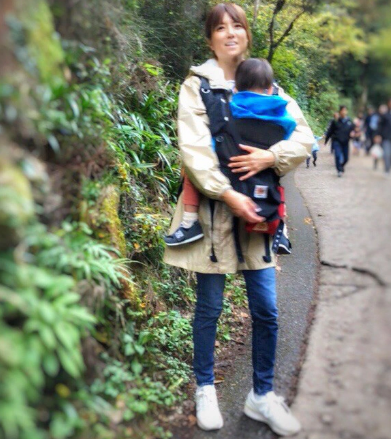 hitomi、子ども達と高尾山で紅葉狩り「かなり大変な下山となりました」