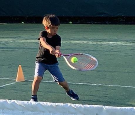 東尾理子、長男がハワイでテニスに初挑戦「さすが」「今から楽しみ」の声