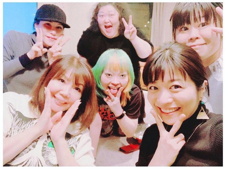 三倉茉奈、小川菜摘の自宅パーティで手料理を堪能「何とも豪華で濃いメンバー」「笑顔いっぱい」の声