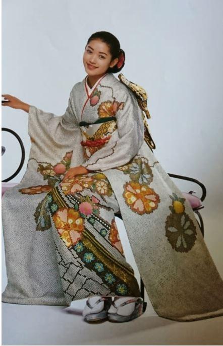 細川直美、20歳頃の振り袖姿を公開「可愛らしくて美しい」「とてもステキ」の声