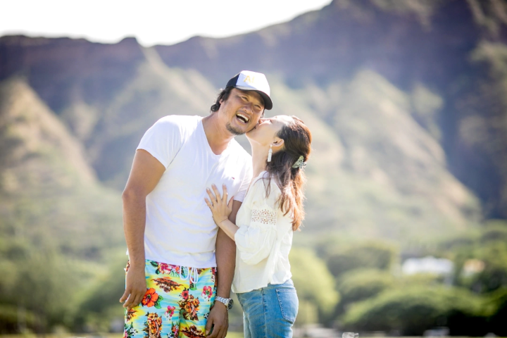 小原正子、ハワイで撮った夫とのキスショット公開「しびれるー」「愛が溢れてる」の声