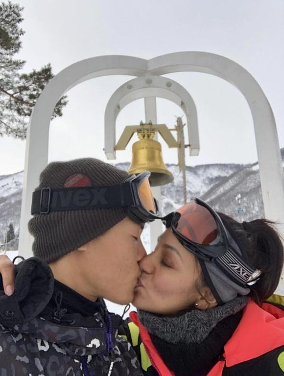 亀田和毅、妻・シルセさんとゲレンデでキス「最後はスキーにKO負け 笑」
