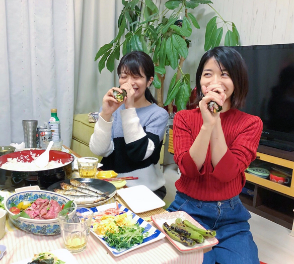 三倉佳奈、入籍発表した姉・茉奈と一緒に節分「2人で本気の恵方巻き！」