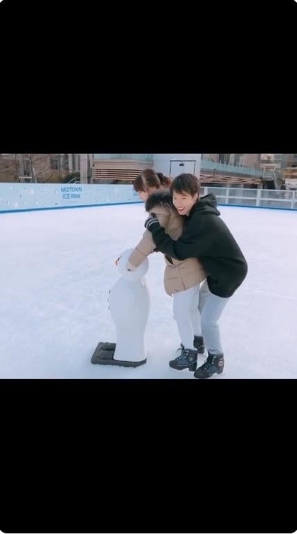 渡辺美奈代、息子たちとのスケート動画公開「仲良くて羨ましい！」「かわいー」の声