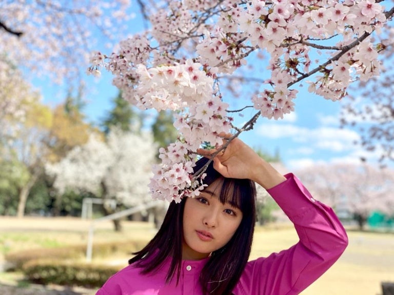 大友花恋、桜の下で撮った写真に「凄まじい天使パワー」「超絶可愛い」の声
