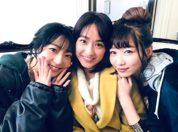 平祐奈、武田玲奈・岡本夏美との3ショットを公開「真ん中ではさまれたい」「天使が3人」の声