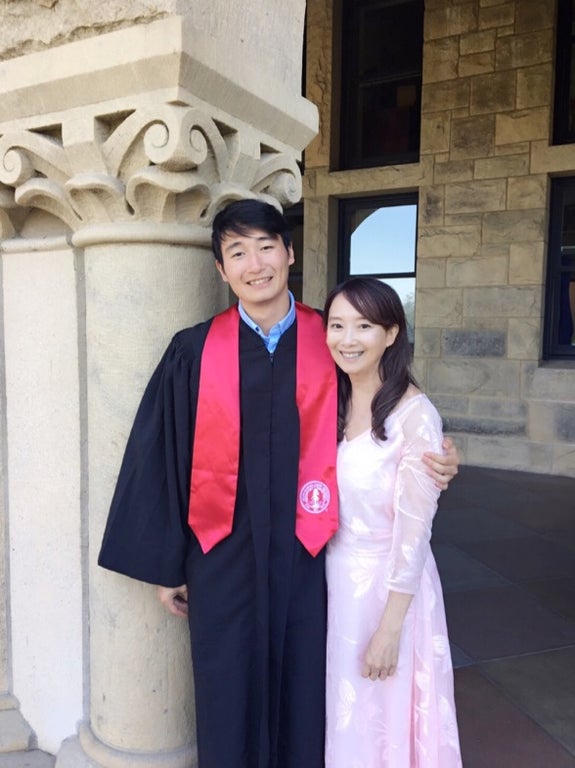 アグネス・チャン、三男がスタンフォード大学を卒業「ママは君を誇りに思う！」