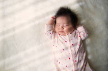 助産師解説 新生児期の赤ちゃんがうなるのはおかしい 原因と対応 Ameba News アメーバニュース