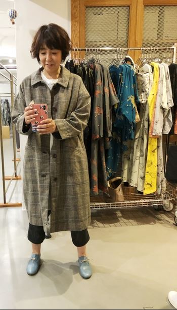 藤田朋子、衣装合わせの合間に自撮りした写真を公開「このコートが可愛いっ」