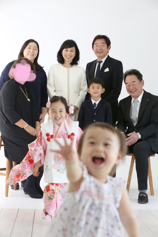 東尾理子、スタジオで初めて撮った家族写真「素敵」「良い笑顔」の声