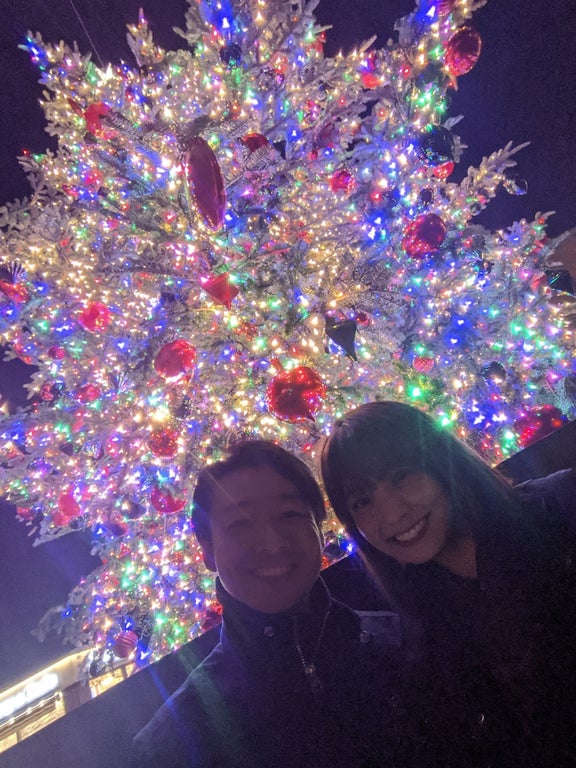 小林麻耶、クリスマスツリーの前で夫と2ショット「幸せそう」「素敵なお二人」の声