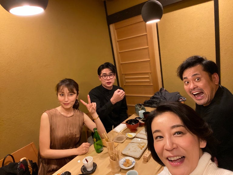 矢田亜希子、共演者たちとの食事ショットを公開「仲良し4人です！」