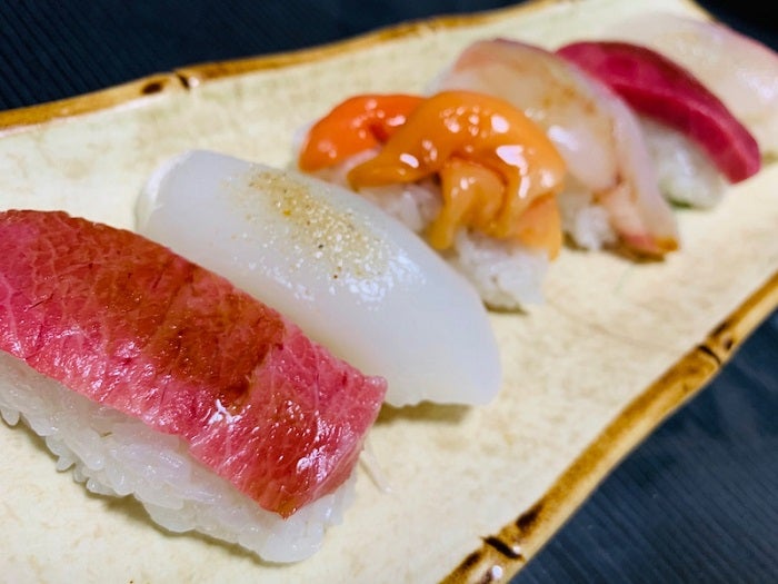 川崎麻世、自分で握った寿司を披露「沢山頂きました」